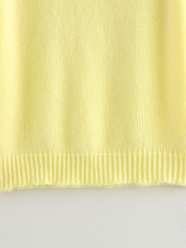 Yellow sweater vest with ribbed collar and hem – detail view
