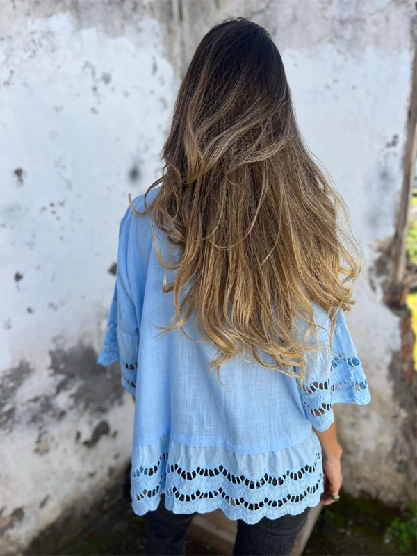 Chemise à manches évasées en dentelle pour femme avec boutons ajourés 