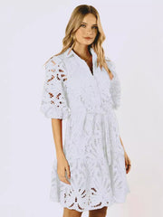 Neues sexy Hemdblusenkleid mit halblangen Ärmeln, hohler Spitze und Blumenmuster sowie Knöpfen 