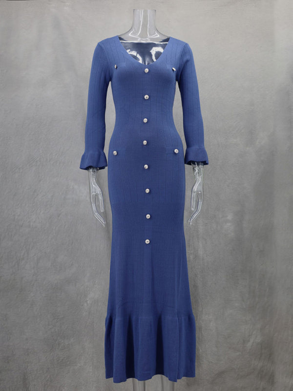 Langes, figurbetontes Strickkleid mit langen Ärmeln – perfekt für Herbst und Winter. 