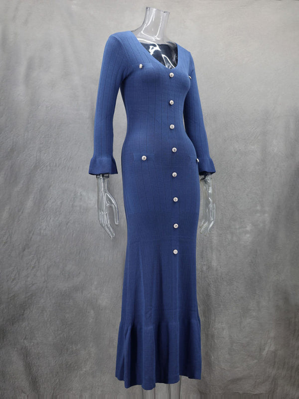 Langes, figurbetontes Strickkleid mit langen Ärmeln – perfekt für Herbst und Winter. 