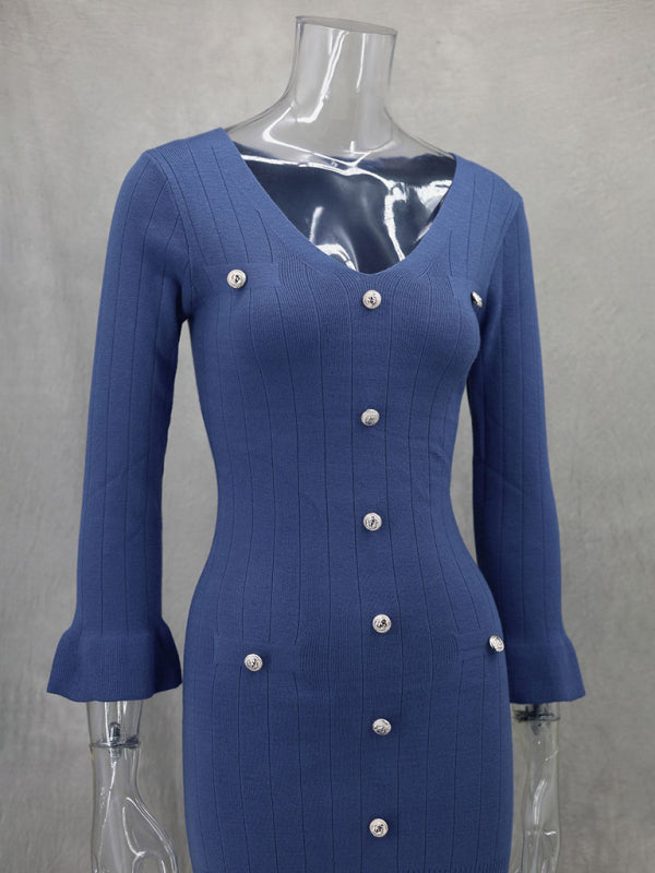 Langes, figurbetontes Strickkleid mit langen Ärmeln – perfekt für Herbst und Winter. 