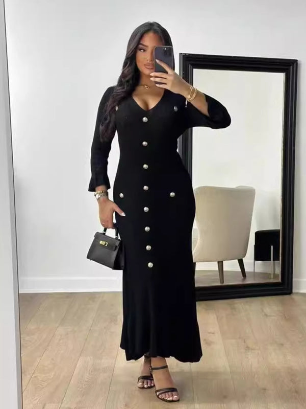 Langes, figurbetontes Strickkleid mit langen Ärmeln – perfekt für Herbst und Winter. 