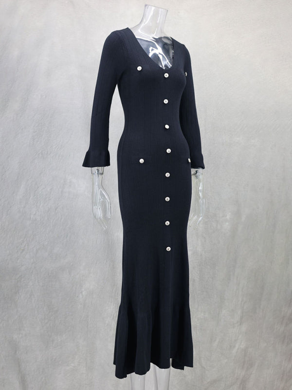 Langes, figurbetontes Strickkleid mit langen Ärmeln – perfekt für Herbst und Winter. 