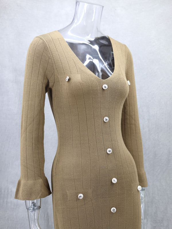 Langes, figurbetontes Strickkleid mit langen Ärmeln – perfekt für Herbst und Winter. 