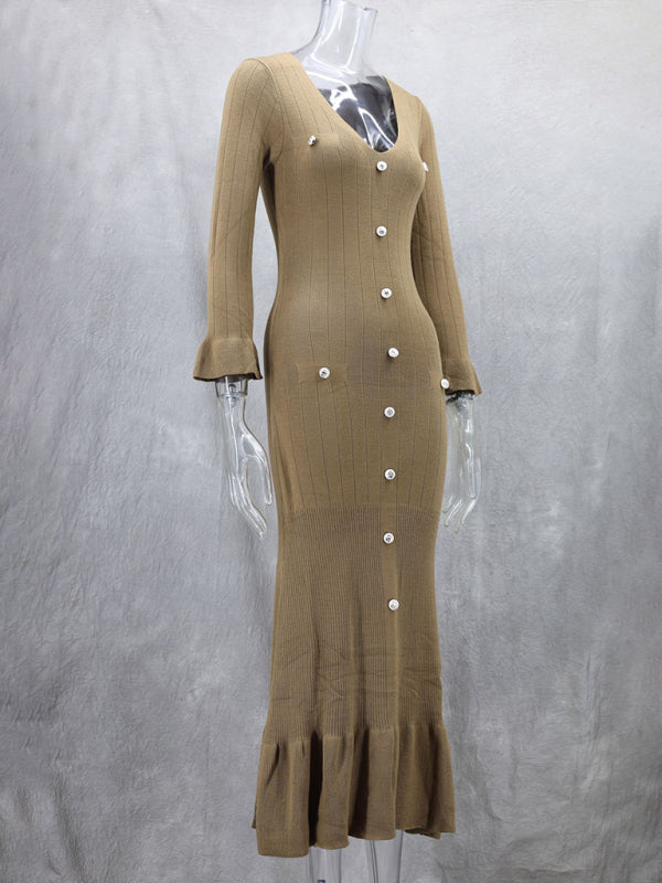 Langes, figurbetontes Strickkleid mit langen Ärmeln – perfekt für Herbst und Winter. 