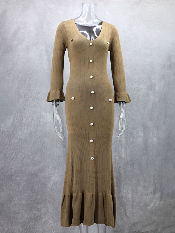 Langes, figurbetontes Strickkleid mit langen Ärmeln – perfekt für Herbst und Winter. 
