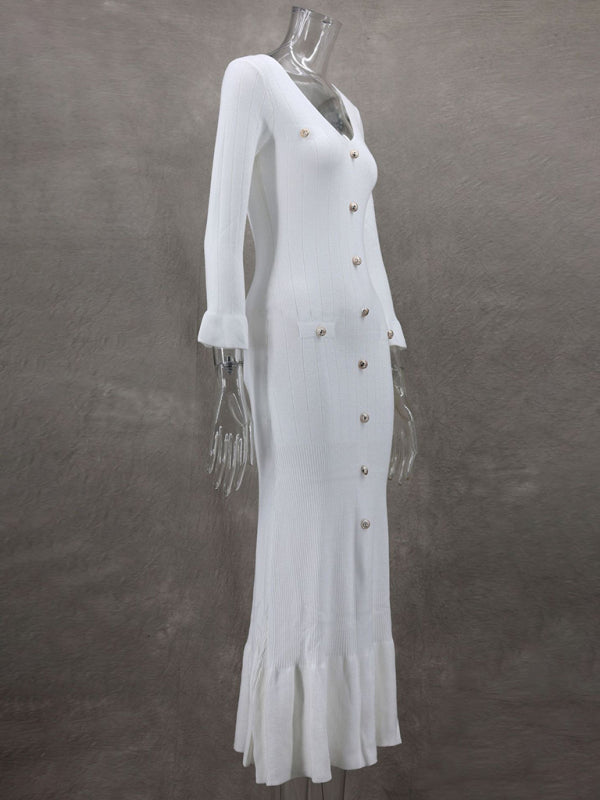 Langes, figurbetontes Strickkleid mit langen Ärmeln – perfekt für Herbst und Winter. 