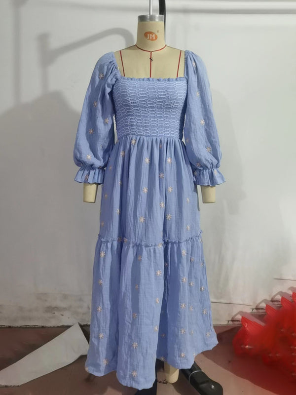 Robe bleue à manches trompette décontractées, col carré brodé et motif tournesol, style moderne. 