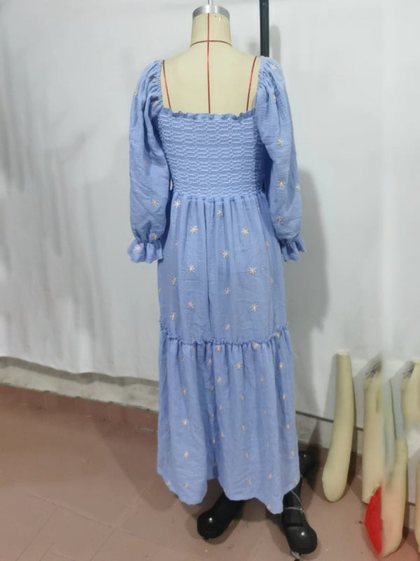 Robe bleue à manches trompette décontractées, col carré brodé et motif tournesol, style moderne. 