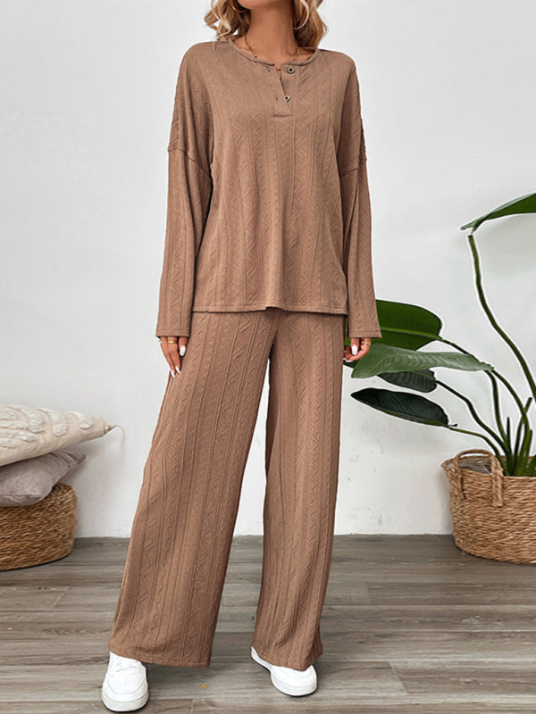 Ensemble deux pièces pantalon large à la texture décontractée, col rond et pantalon long. 