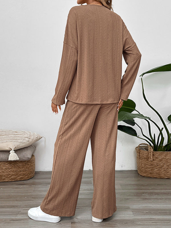 Ensemble deux pièces pantalon large à la texture décontractée, col rond et pantalon long. 