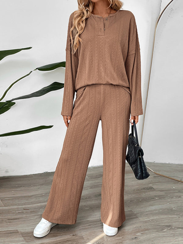 Ensemble deux pièces pantalon large à la texture décontractée, col rond et pantalon long. 