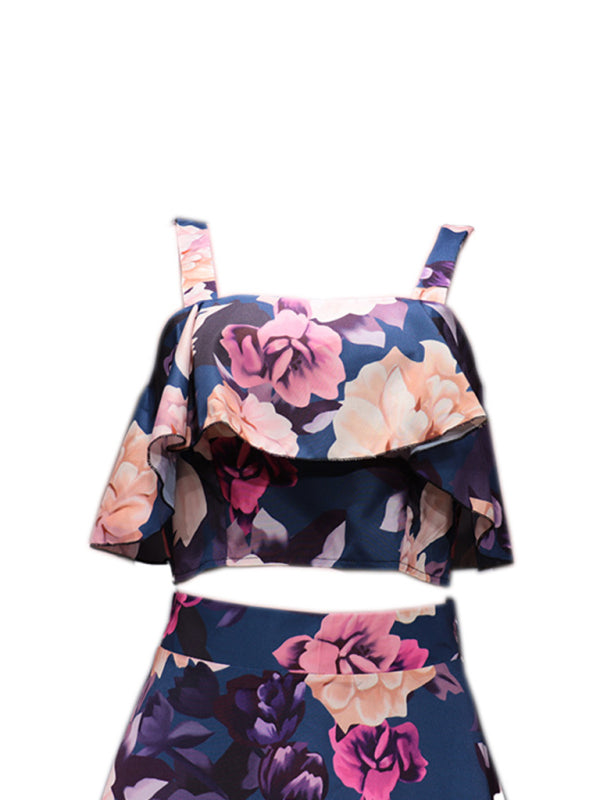 Ensemble deux pièces tendance pour les vacances : débardeur et jupe à volants imprimée. 