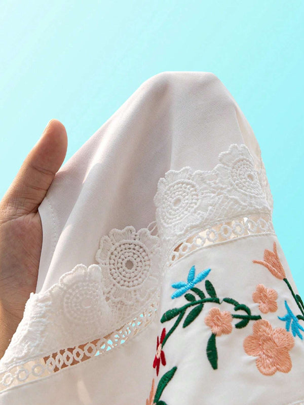 chemise en mousseline ajourée à col rond et col rond brodé de dentelle et de motifs végétaux 