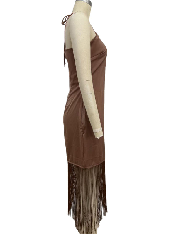 Einfarbiges, schulterfreies, figurbetontes Kleid mit Quasten 