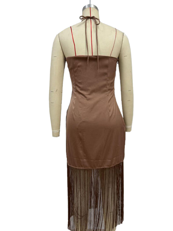Einfarbiges, schulterfreies, figurbetontes Kleid mit Quasten 