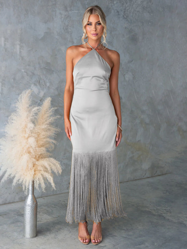 Einfarbiges, schulterfreies, figurbetontes Kleid mit Quasten 