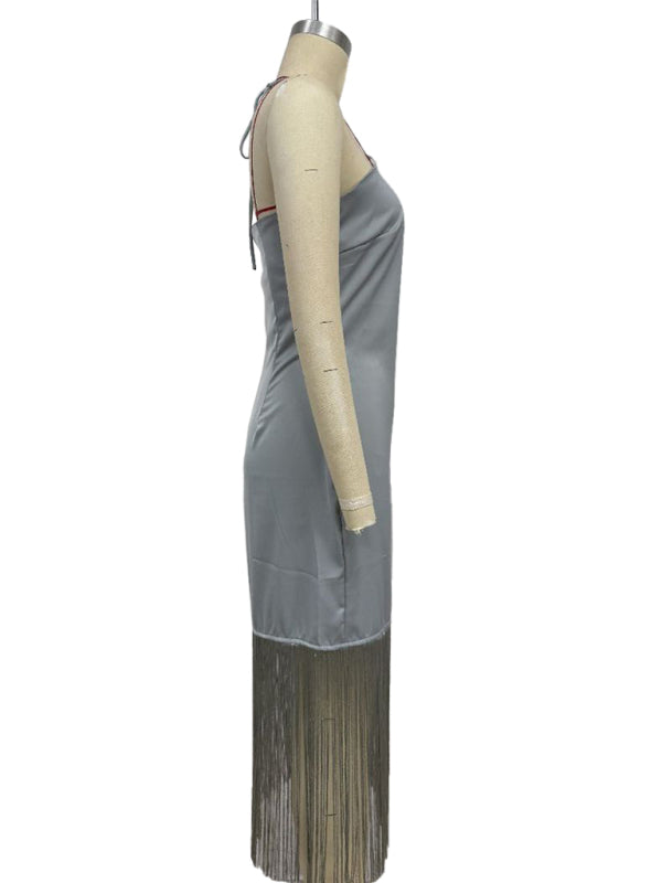 Einfarbiges, schulterfreies, figurbetontes Kleid mit Quasten 