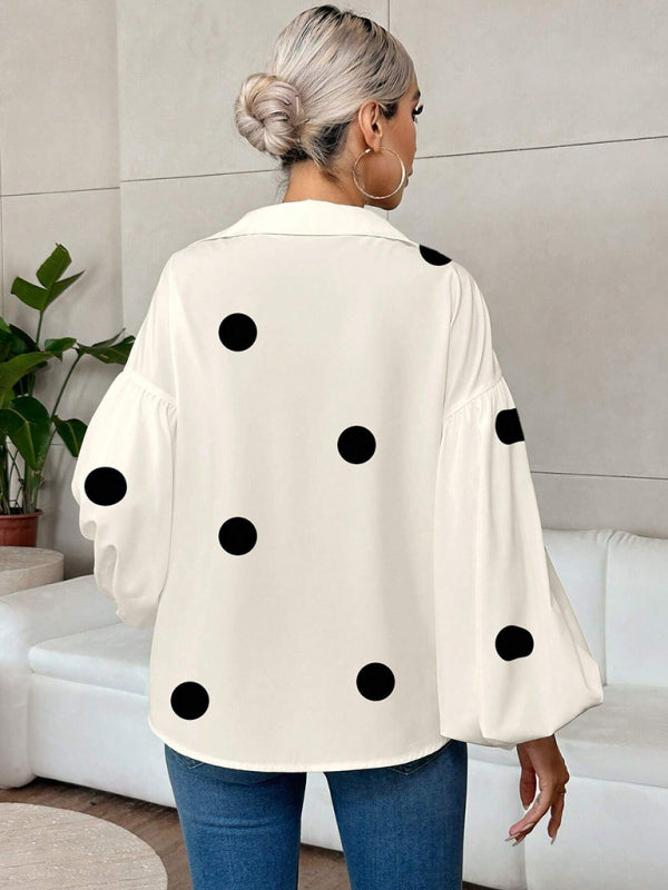 Haut à pois, ample, à manches bouffantes et col semi-ouvert. 