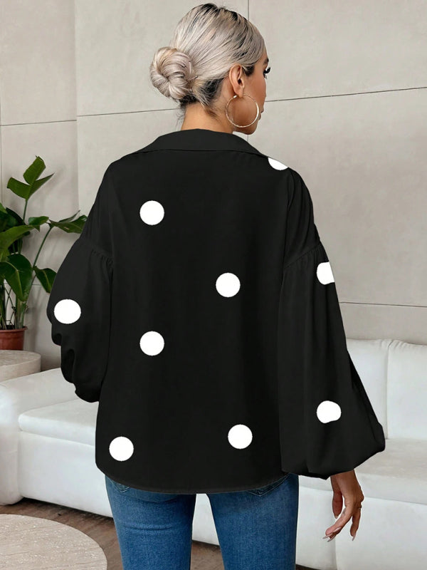 Haut à pois, ample, à manches bouffantes et col semi-ouvert. 