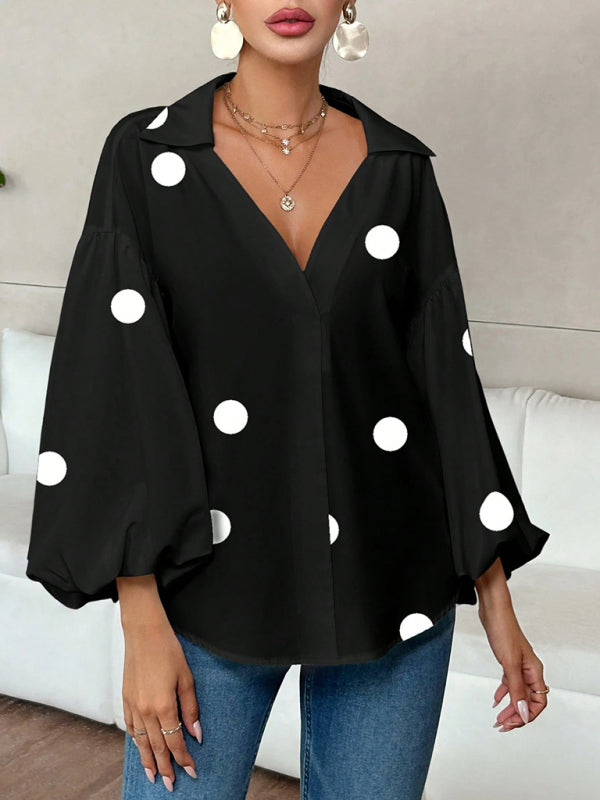 Haut à pois, ample, à manches bouffantes et col semi-ouvert. 