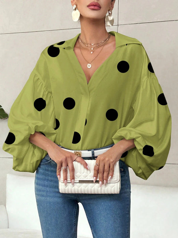 Haut à pois, ample, à manches bouffantes et col semi-ouvert. 