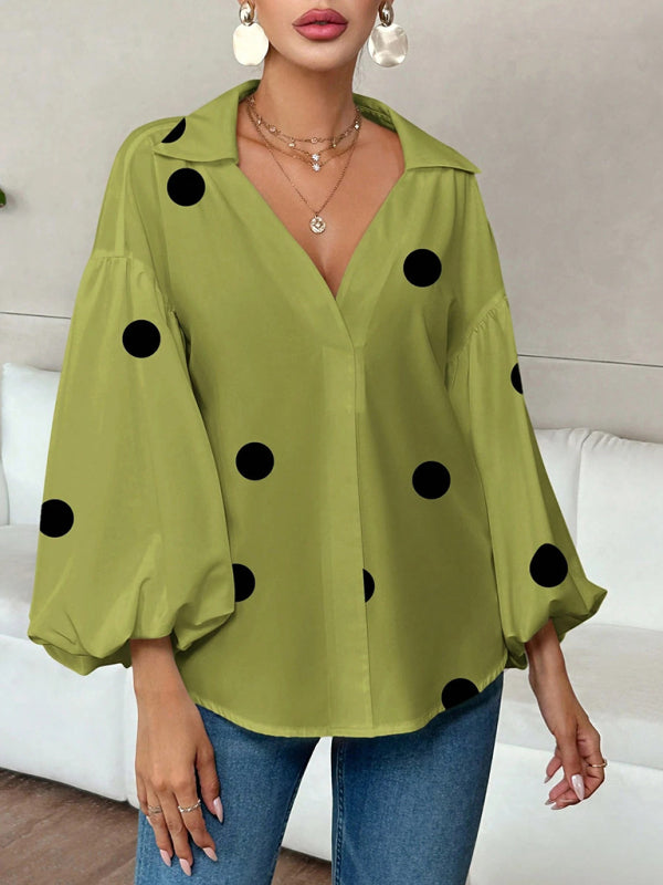 Haut à pois, ample, à manches bouffantes et col semi-ouvert. 
