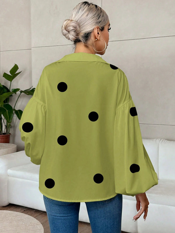 Haut à pois, ample, à manches bouffantes et col semi-ouvert. 
