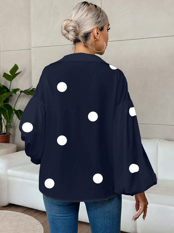 Haut à pois, ample, à manches bouffantes et col semi-ouvert. 