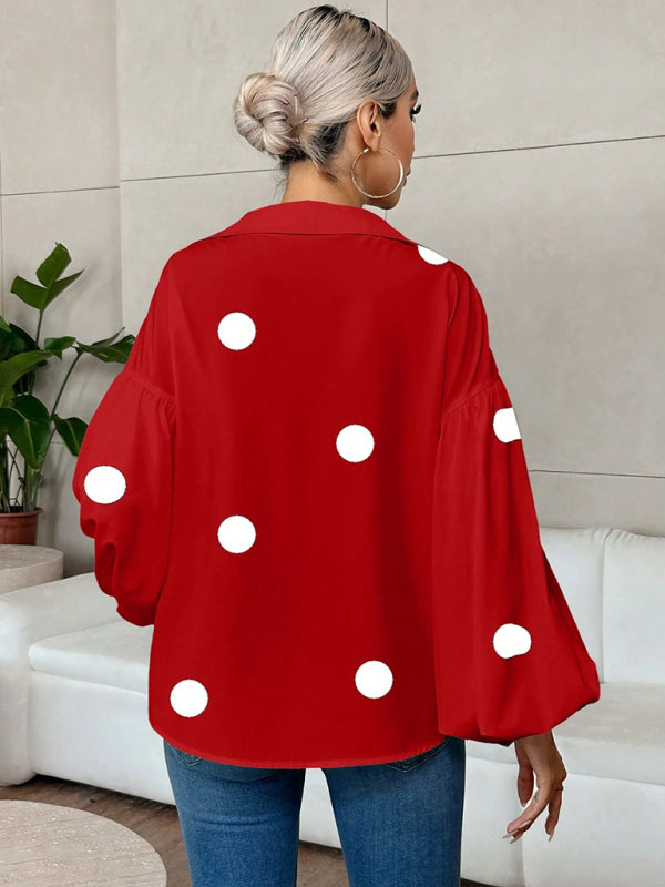 Haut à pois, ample, à manches bouffantes et col semi-ouvert. 