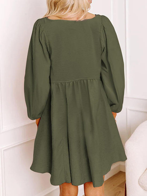 Robe courte trapèze taille haute à col rond froncé et manches longues boutonnée 