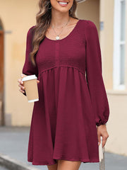 Lässiges, gerafftes Minikleid mit Rundhalsausschnitt, Knopfleiste, langen Ärmeln, hoher Taille und A-Linien-Schnitt 