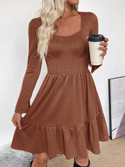 Robe trapèze élégante en maille unie, col carré, style rétro revisité. 
