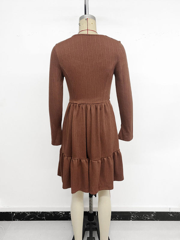 Robe trapèze élégante en maille unie, col carré, style rétro revisité. 