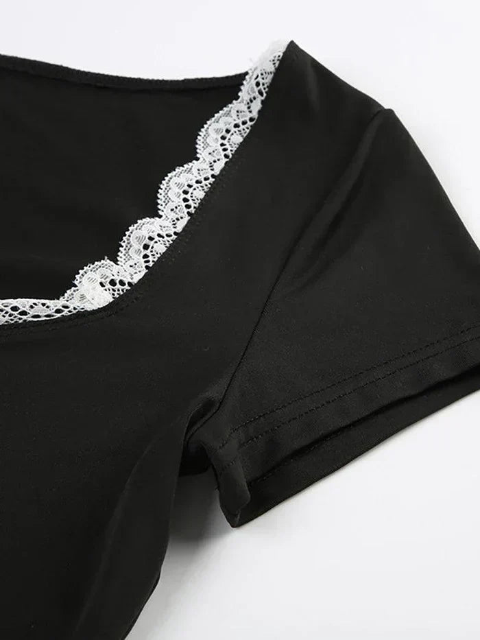 LACE-TRIMMED TOP WITH VINTAGE BOW LACE DESIGN