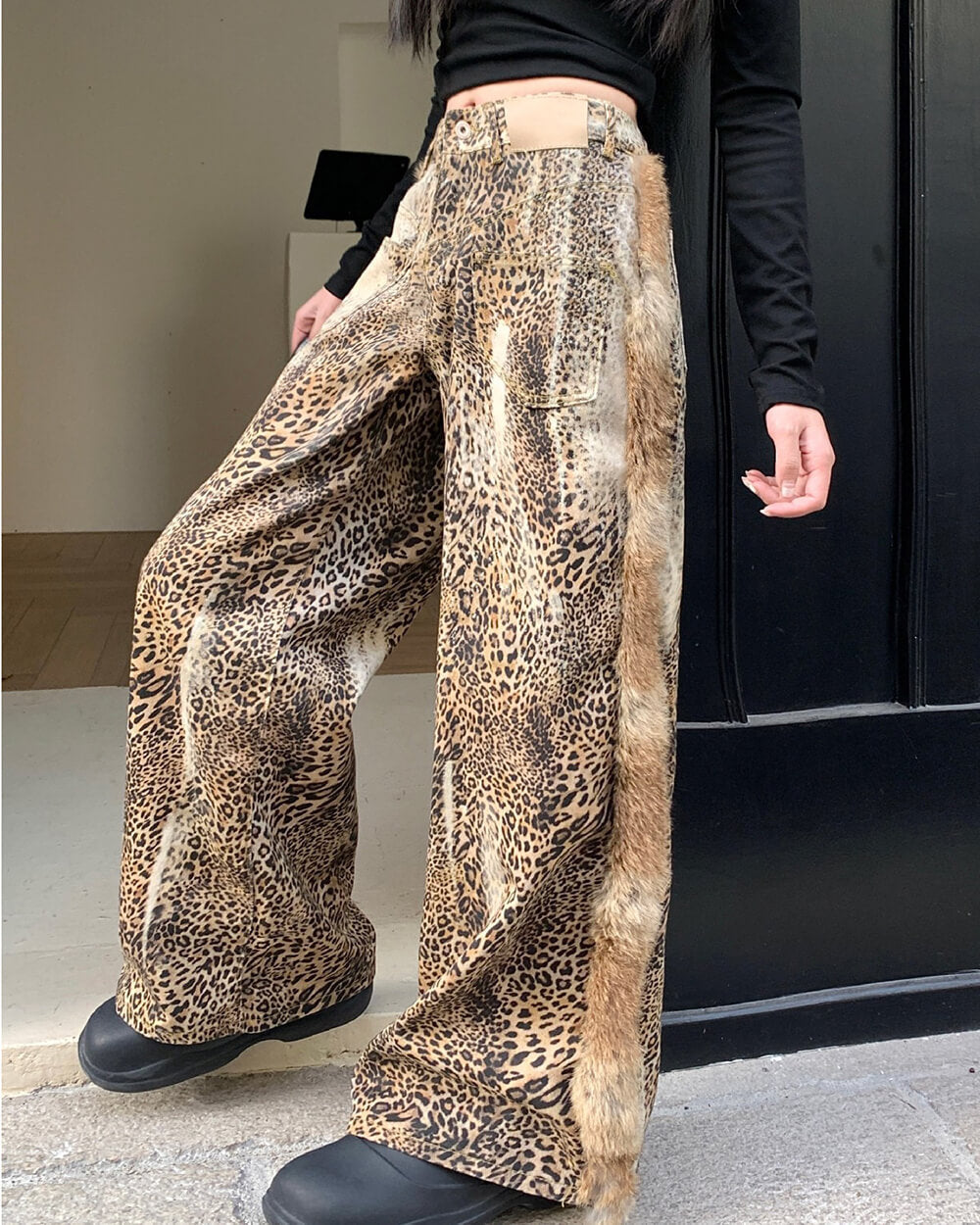 LEOPARD PRINT WIDE-LEG JEANS FOR A BOLD FASHION STATEMENT
