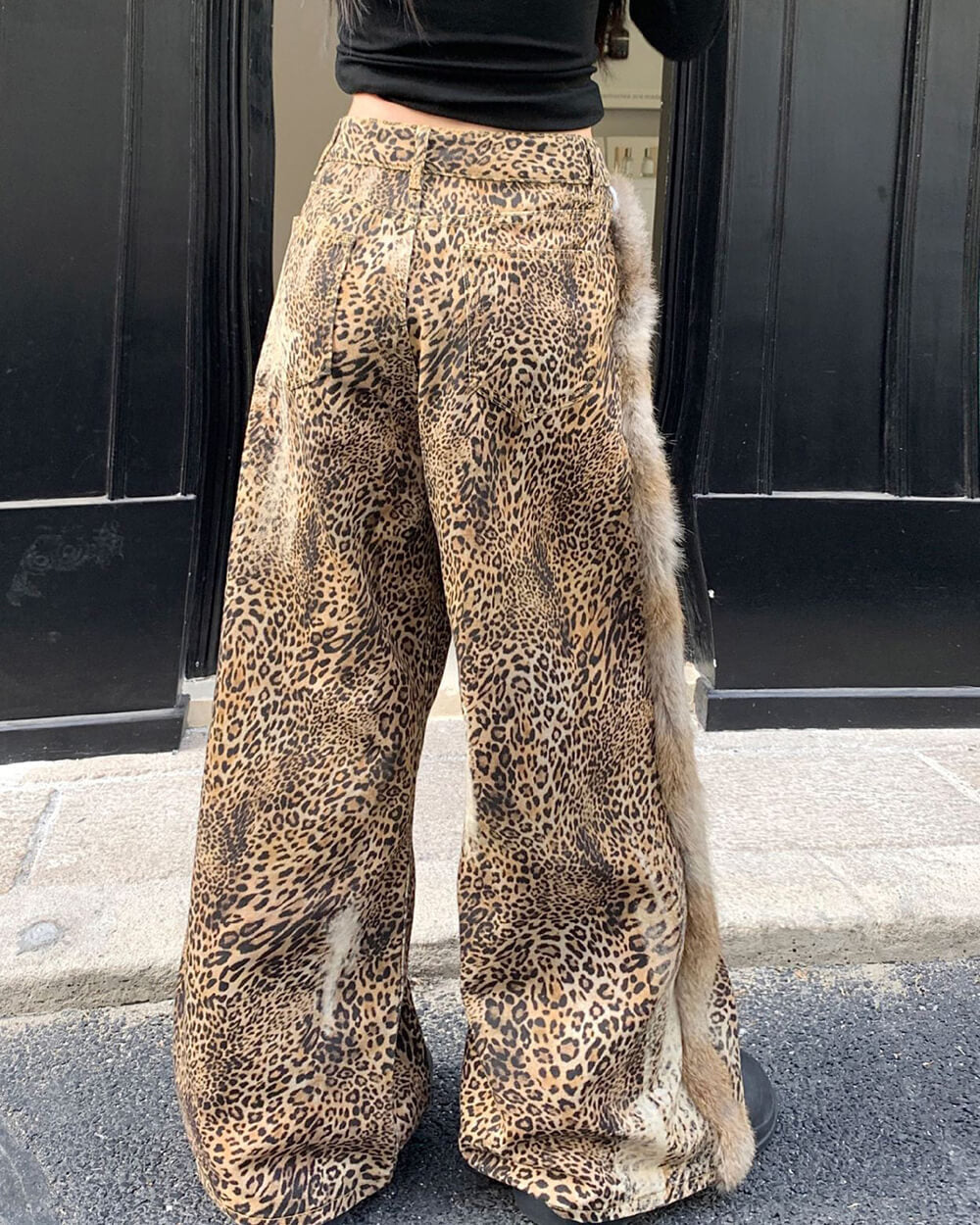 LEOPARD PRINT WIDE-LEG JEANS FOR A BOLD FASHION STATEMENT