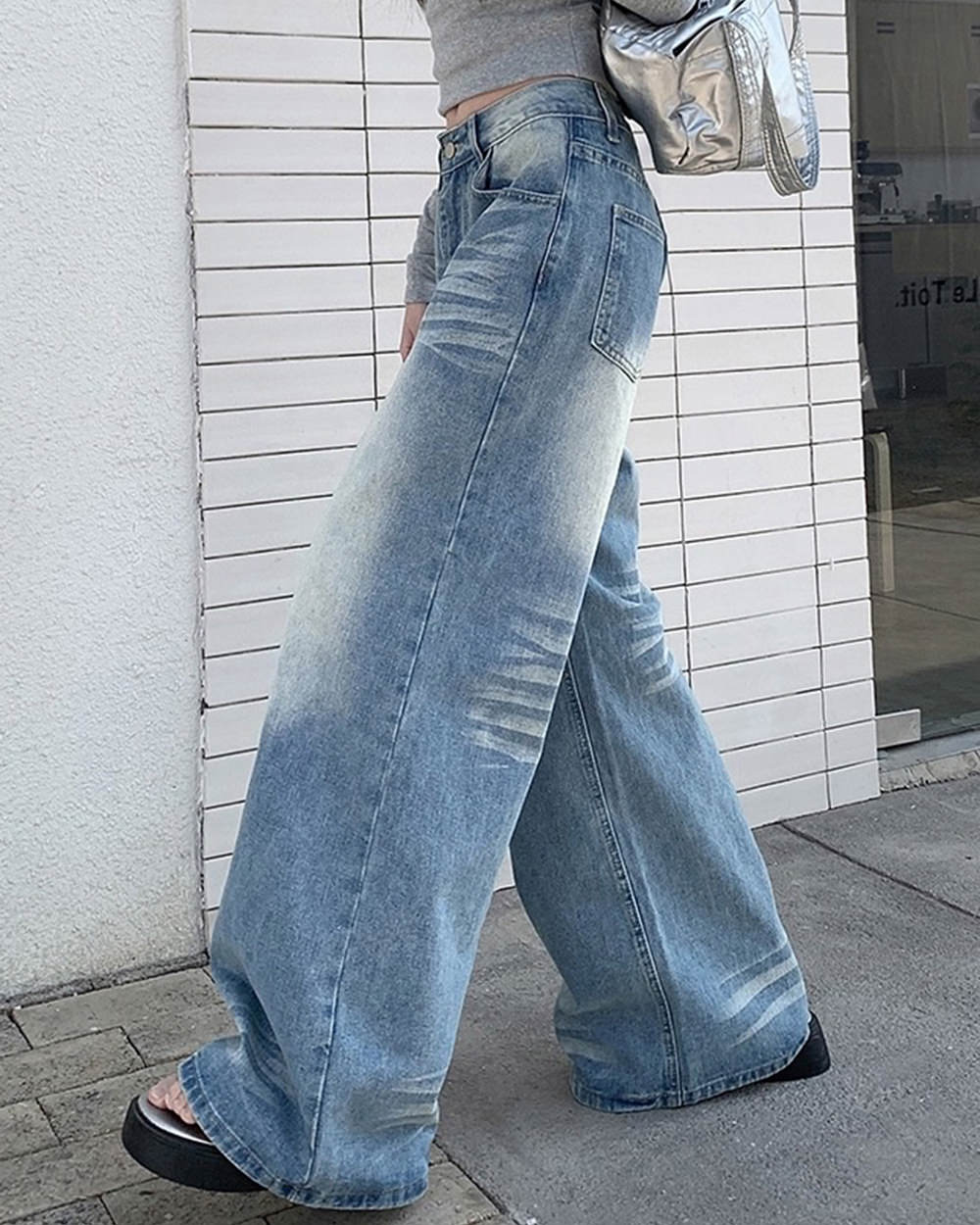 LIGHT BLUE BAGGY JEANS WITH WIDE-LEG FIT FOR A RELAXED STYLE