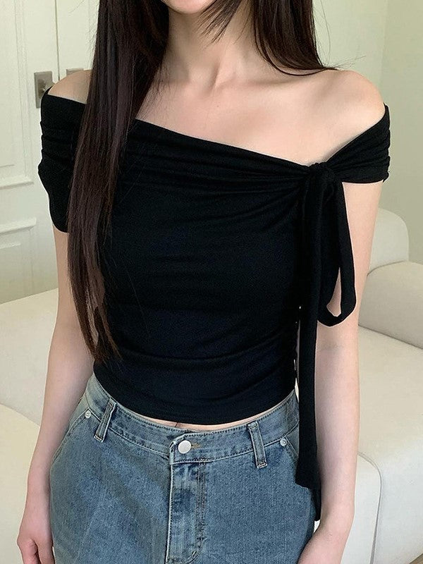OFF-THE-SHOULDER WHITE TOP WITH FLUTTER SLEEVES AND FLATTERING SILHOUETTE
