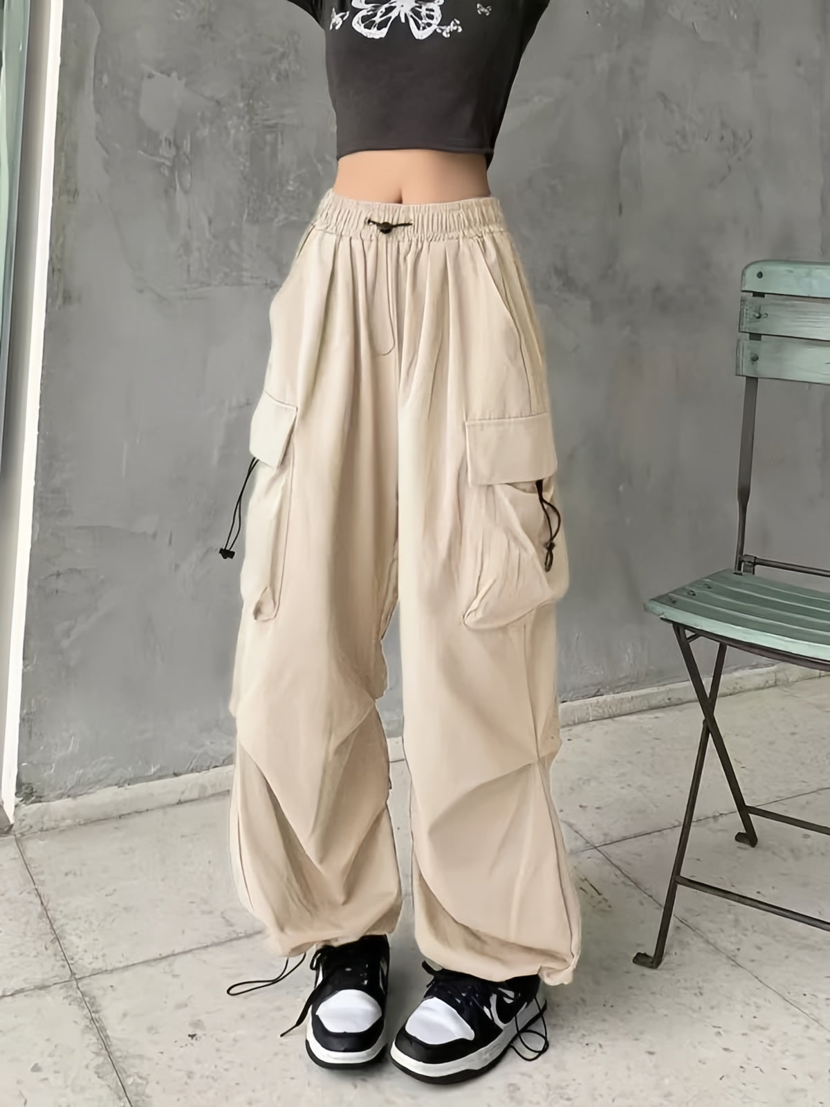 OLIVE GREEN CARGO PANTS WITH ADJUSTABLE DRAWSTRING AND LOOSE FIT