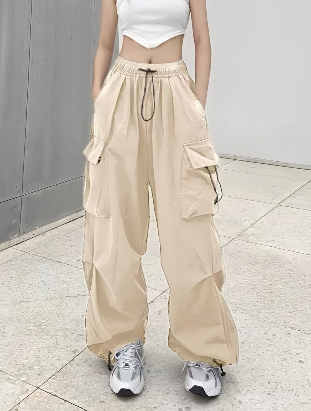 OLIVE GREEN CARGO PANTS WITH ADJUSTABLE DRAWSTRING AND LOOSE FIT