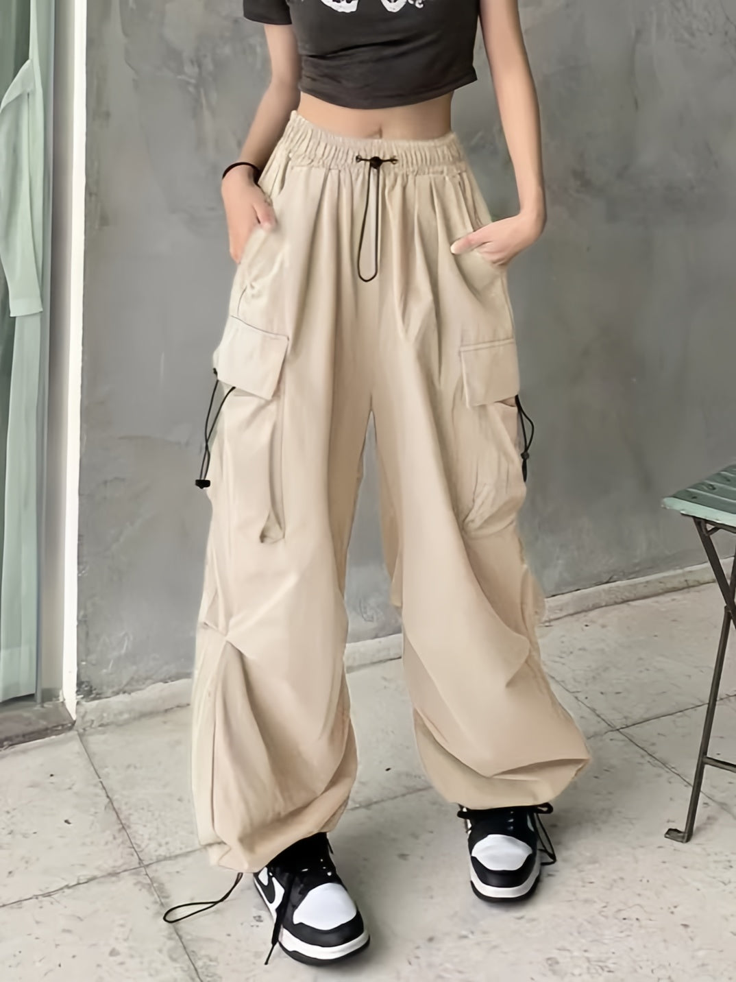 OLIVE GREEN CARGO PANTS WITH ADJUSTABLE DRAWSTRING AND LOOSE FIT