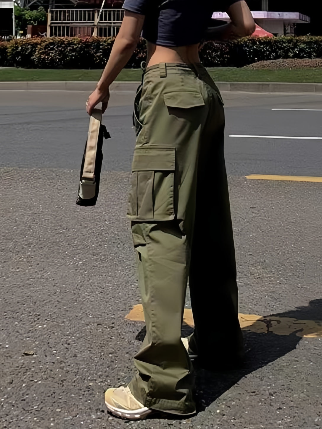 OLIVE GREEN CARGO PANTS WITH MULTIPLE POCKETS AND LOOSE FIT