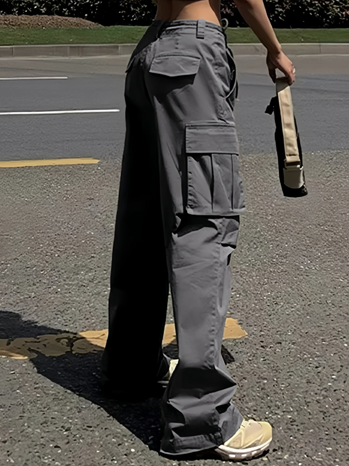 OLIVE GREEN CARGO PANTS WITH MULTIPLE POCKETS AND LOOSE FIT