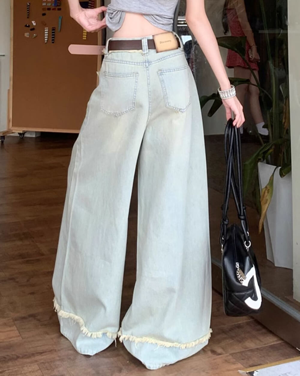 RETRO LIGHT BLUE WIDE-LEG JEANS FOR A VINTAGE-INSPIRED LOOK