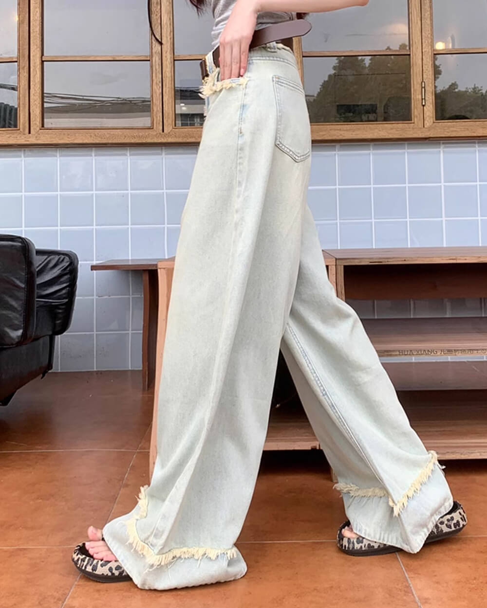 RETRO LIGHT BLUE WIDE-LEG JEANS FOR A VINTAGE-INSPIRED LOOK