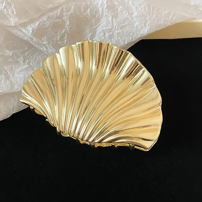 SEASHELL GOLD HAIR CLAW EMBODIES ELEGANT STYLE