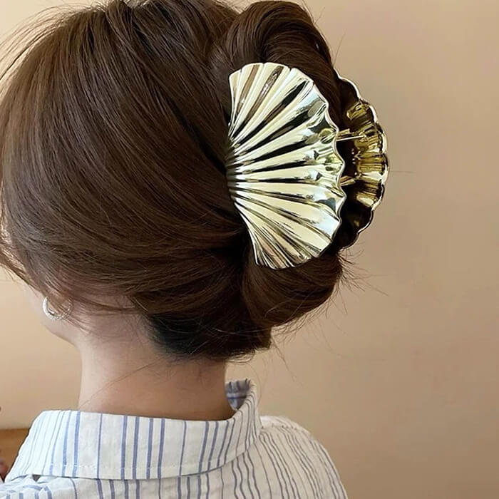 SEASHELL GOLD HAIR CLAW EMBODIES ELEGANT STYLE