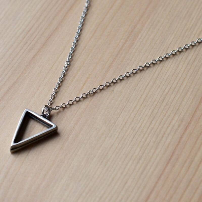 TRIANGLE PENDANT NECKLACE WITH GEOMETRIC DESIGN
